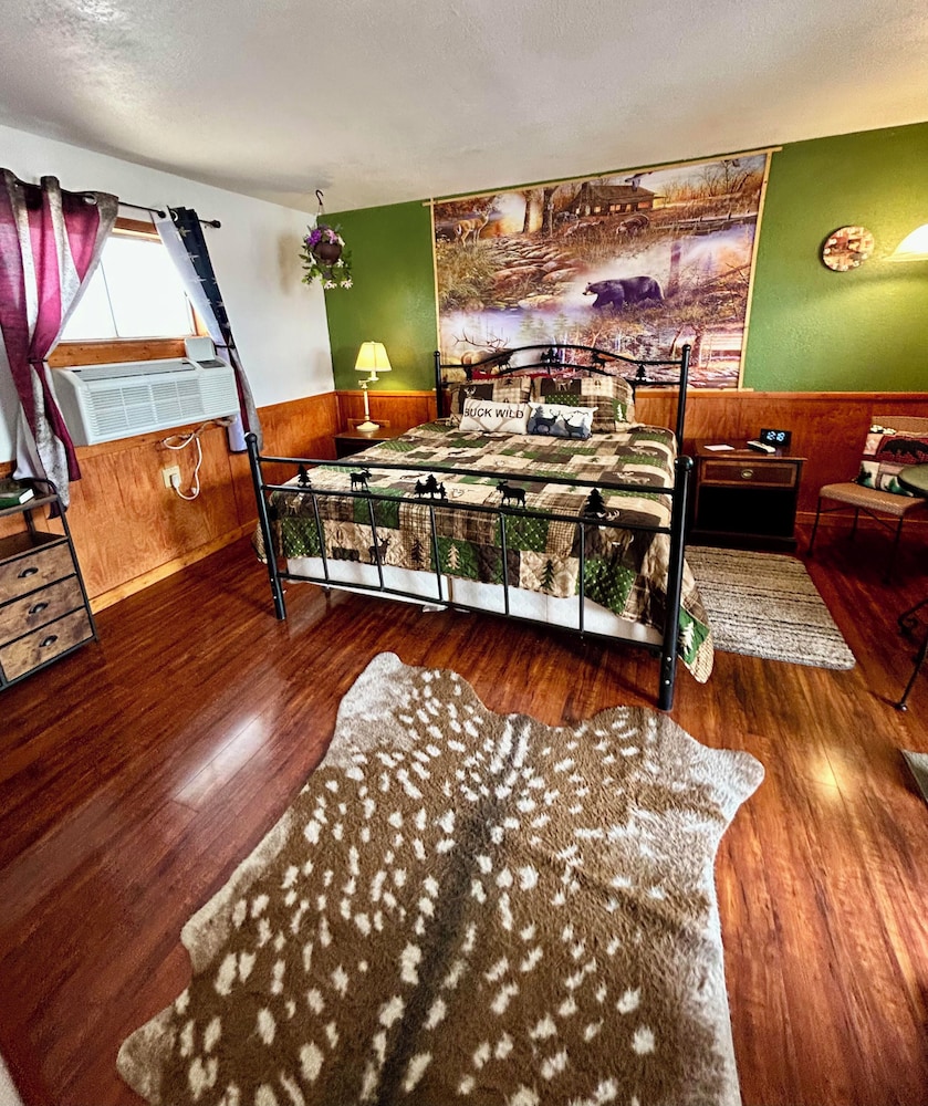 Suite #3, Deluxe Studio Suite, 1 King Bed, Kitchenette, Ground Floor photo 1