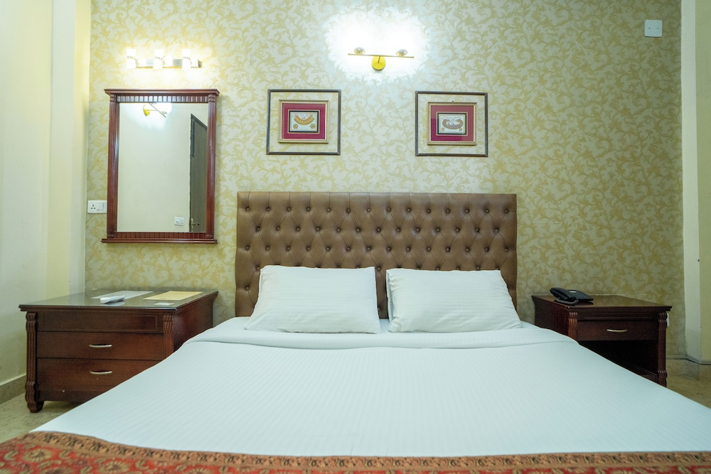 2 BHK Suite photo 3