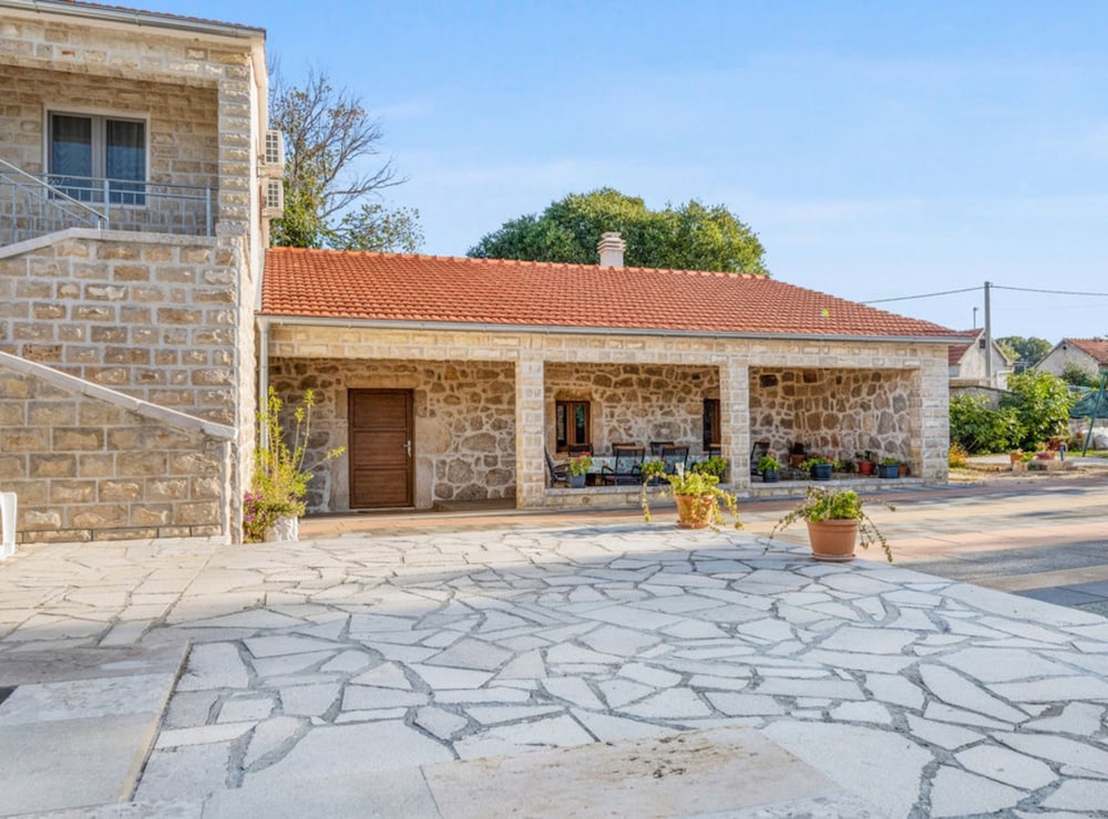 House (Holiday Home Stari Dvori)