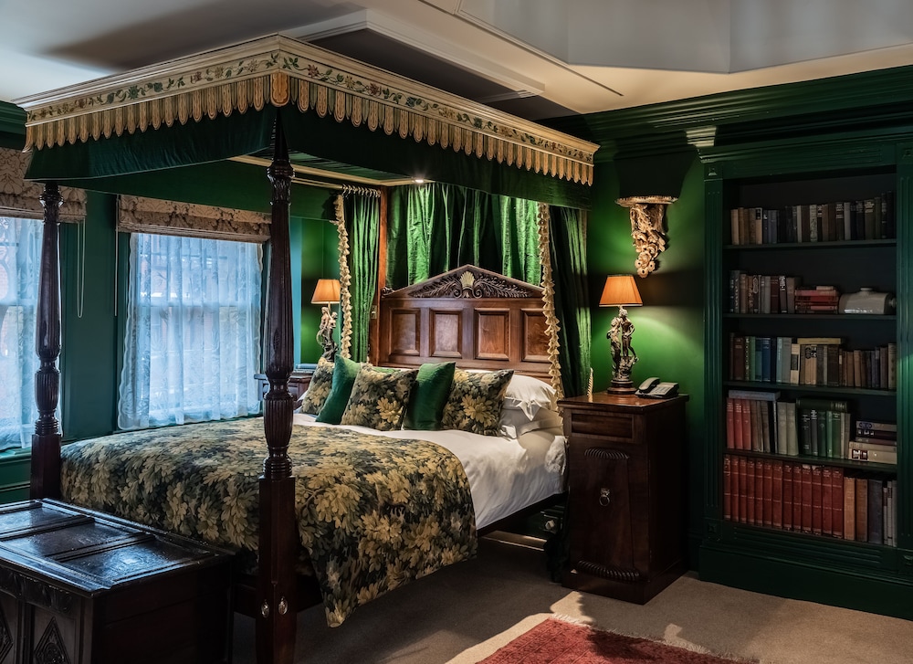 Signature Suite, 1 King Bed (The Rook's Nest) photo 2