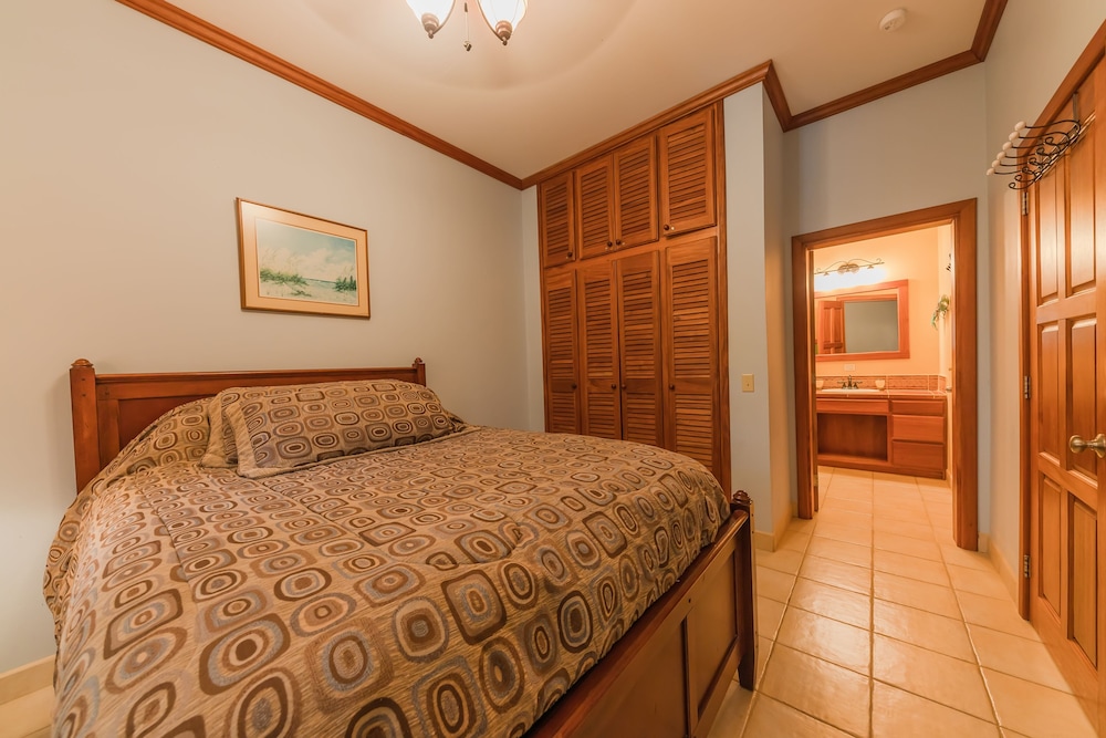 Premier Condo, 3 Bedrooms, Beach View photo 2
