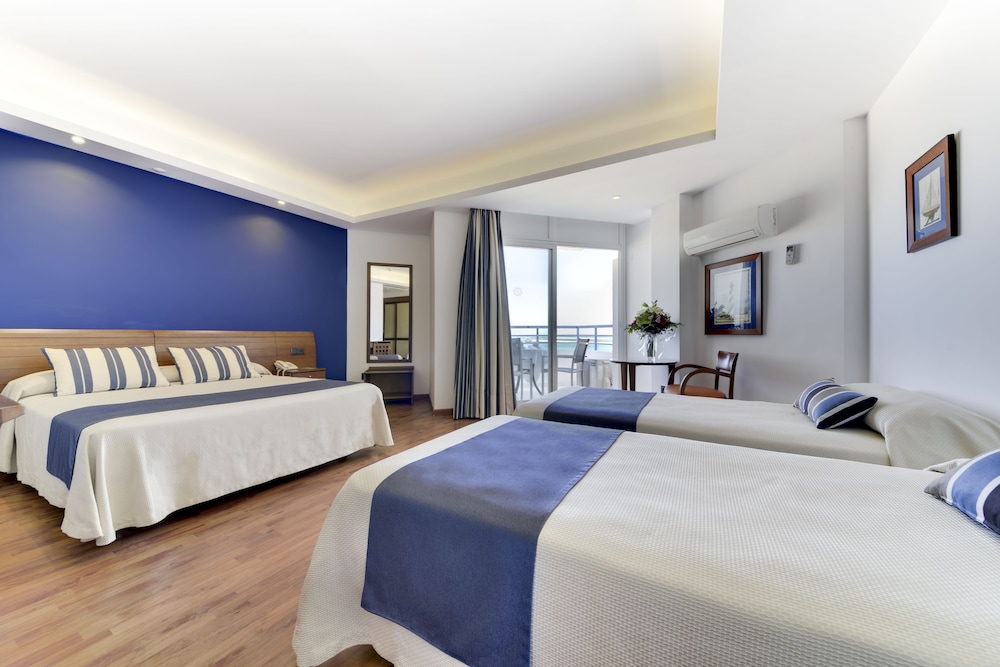 Habitación Cuádruple con Vista al Mar (3 Adultos y 1 Niño)