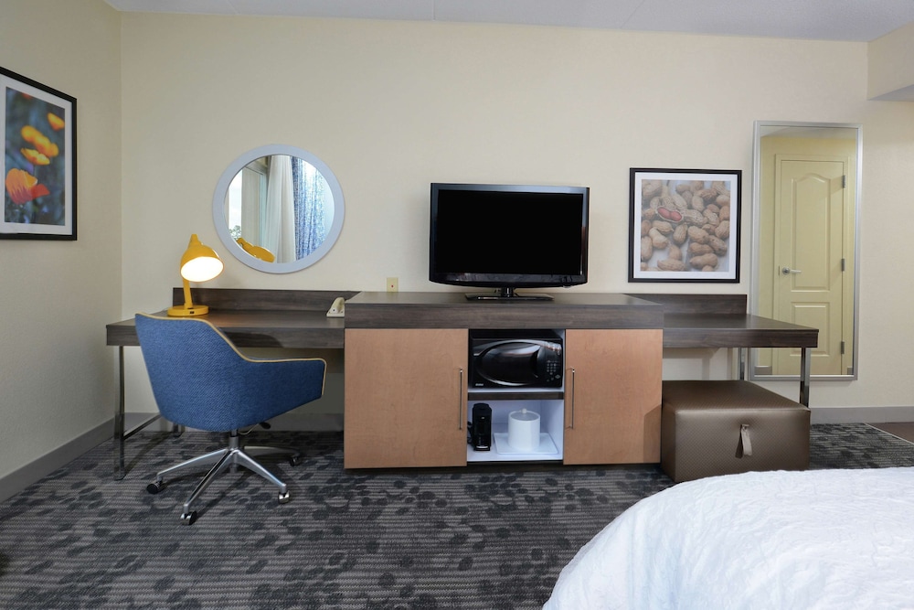 Standard Room, 1 King Bed, Non Smoking - Photo 4