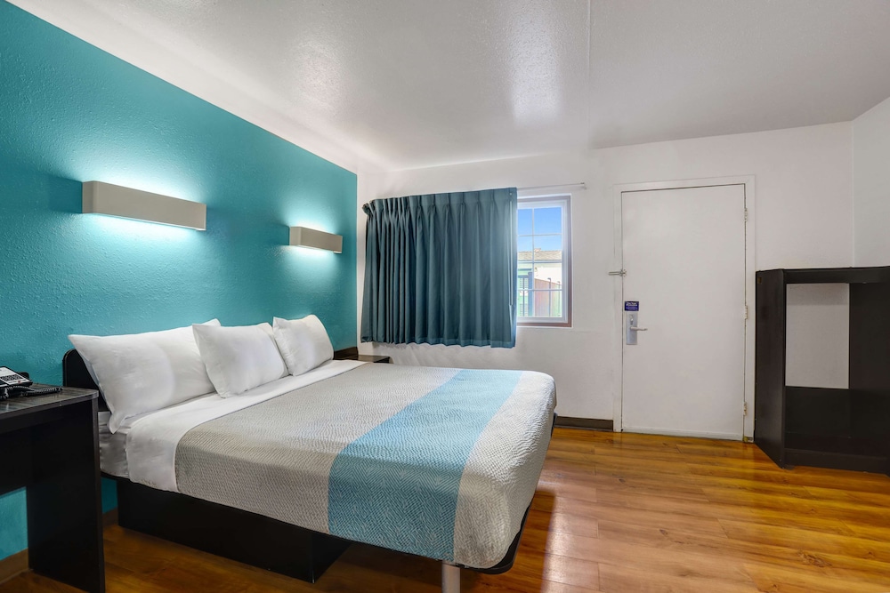 Standard Room, 1 King Bed, Accessible, Non Smoking photo 1
