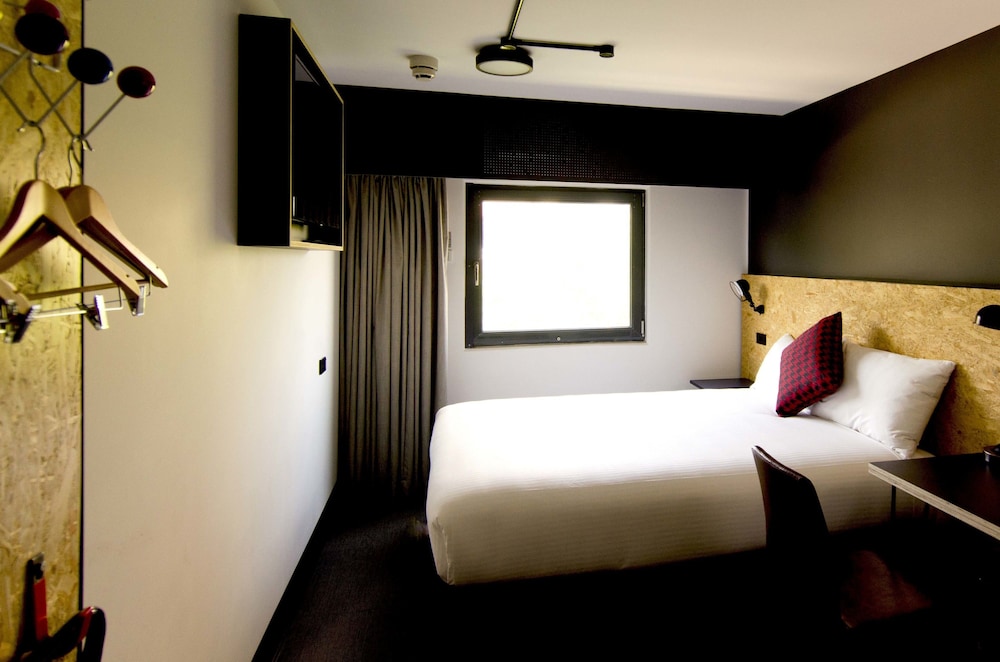 Queen Room (Extended Stay)