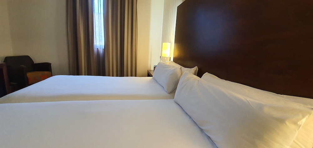 Twin Room - Photo 8
