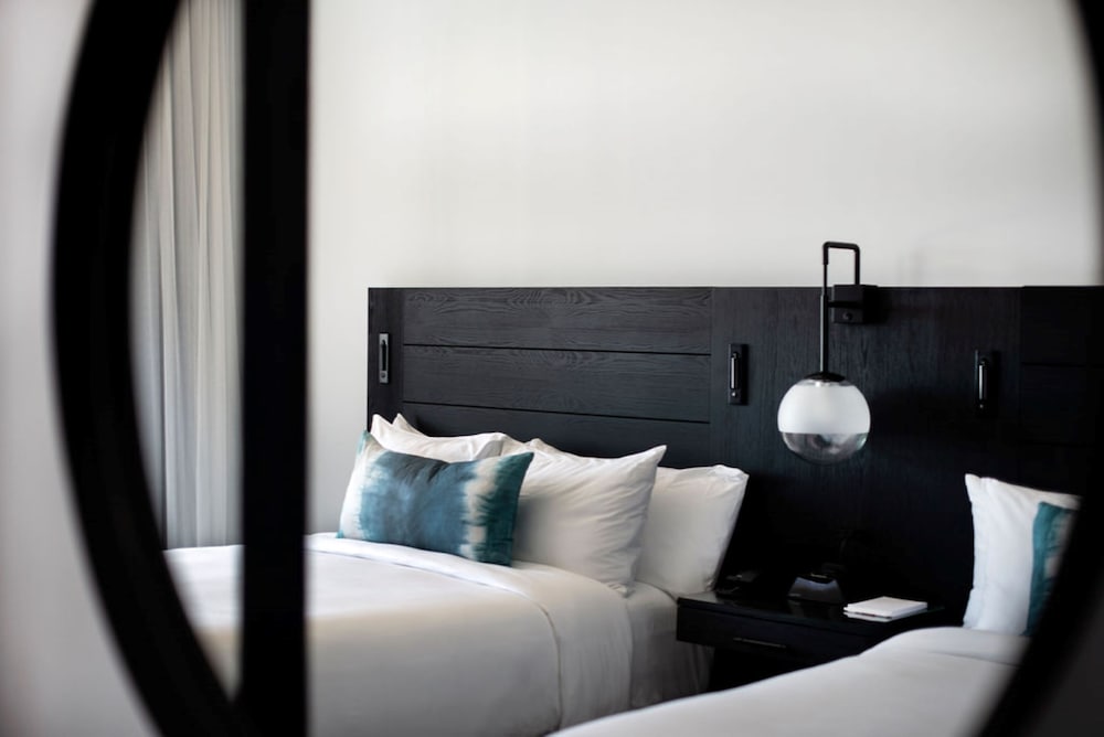 Deluxe Room, 2 Queen Beds, Mobility Accessible, Oceanfront photo 2