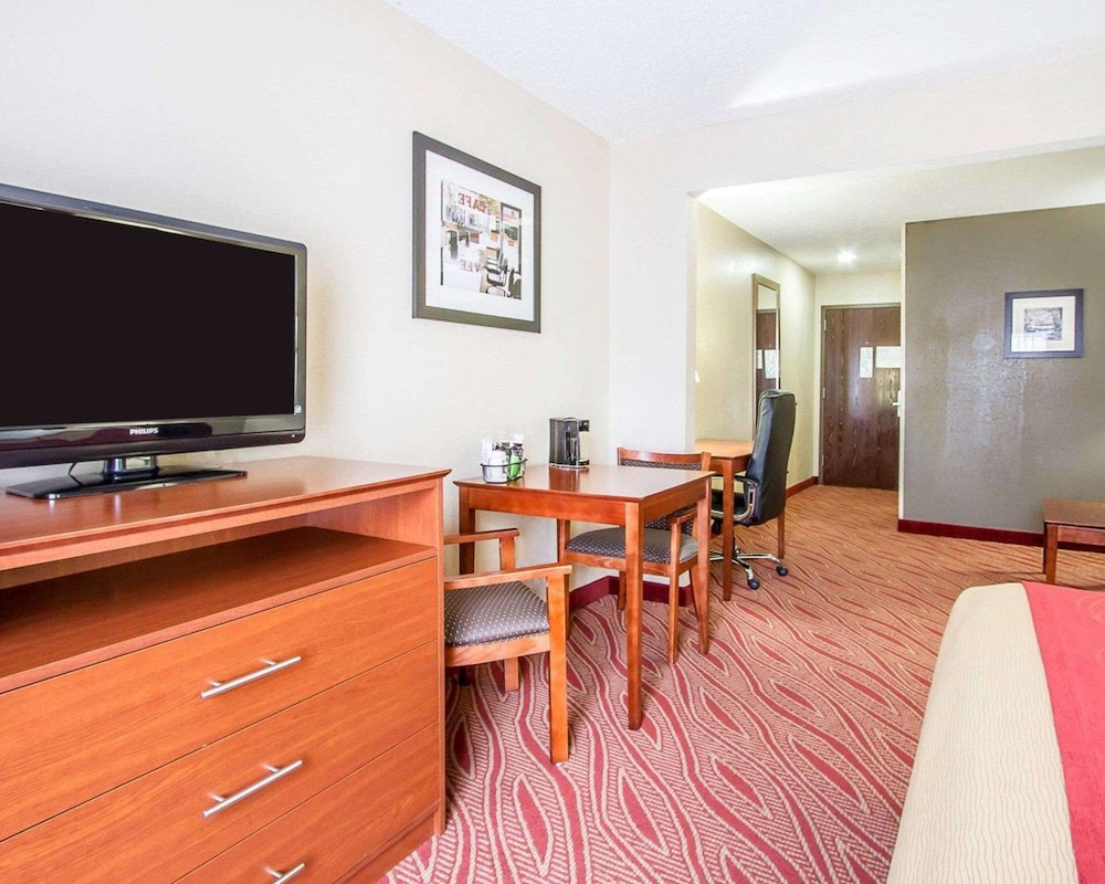 Suite, 1 King Bed, Non Smoking - Photo 2