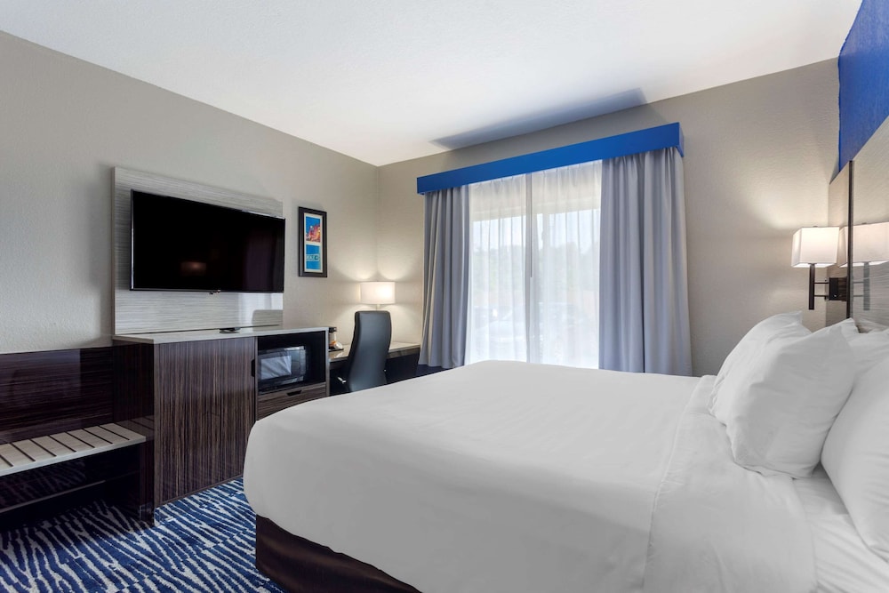 Suite, 1 King Bed, Non Smoking - Photo 3