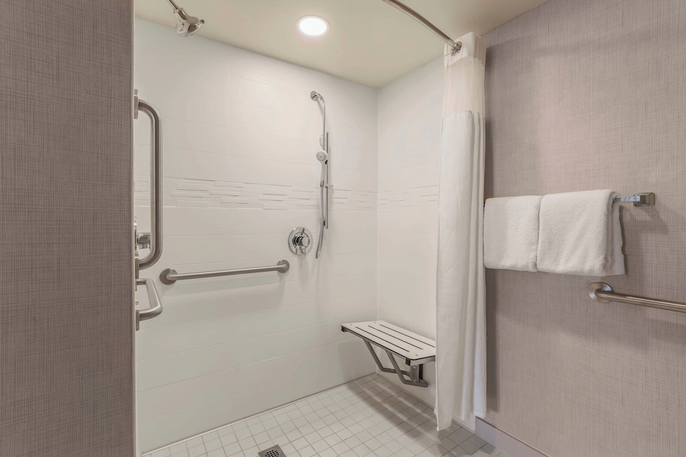 Suite, 1 Bedroom (Mobility/Hearing Access, Roll-In Shwr)