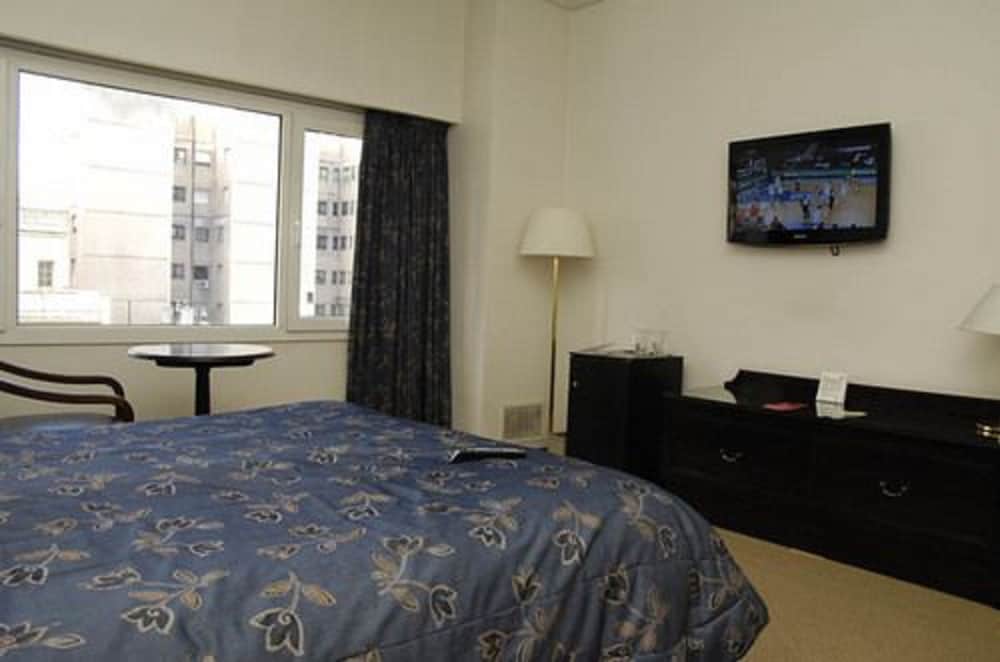 Standard Room, 1 Queen Bed photo 2