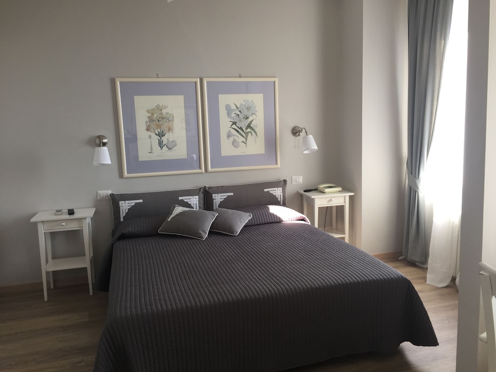 Family Room, 1 Bedroom - Photo 3
