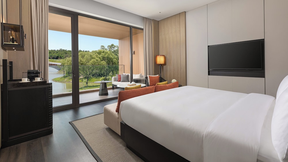 Standard Room, 1 King Bed, Lake View photo 1