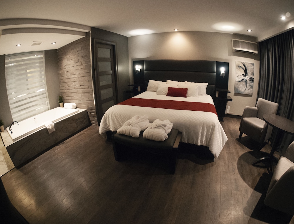 Signature Room, 1 King Bed, Non Smoking, Jetted Tub photo 1
