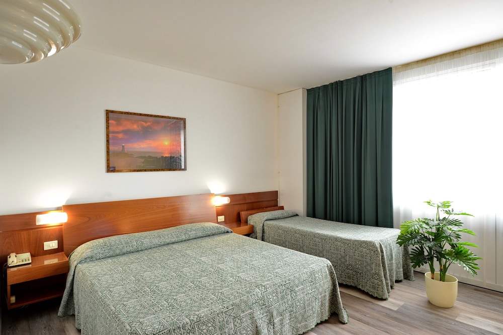 Triple Room, Accessible photo 2