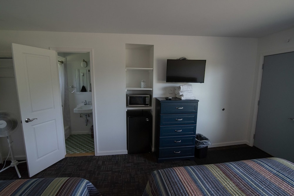 Standard Room, 2 Queen Beds, Refrigerator & Microwave (Room 9) photo 1