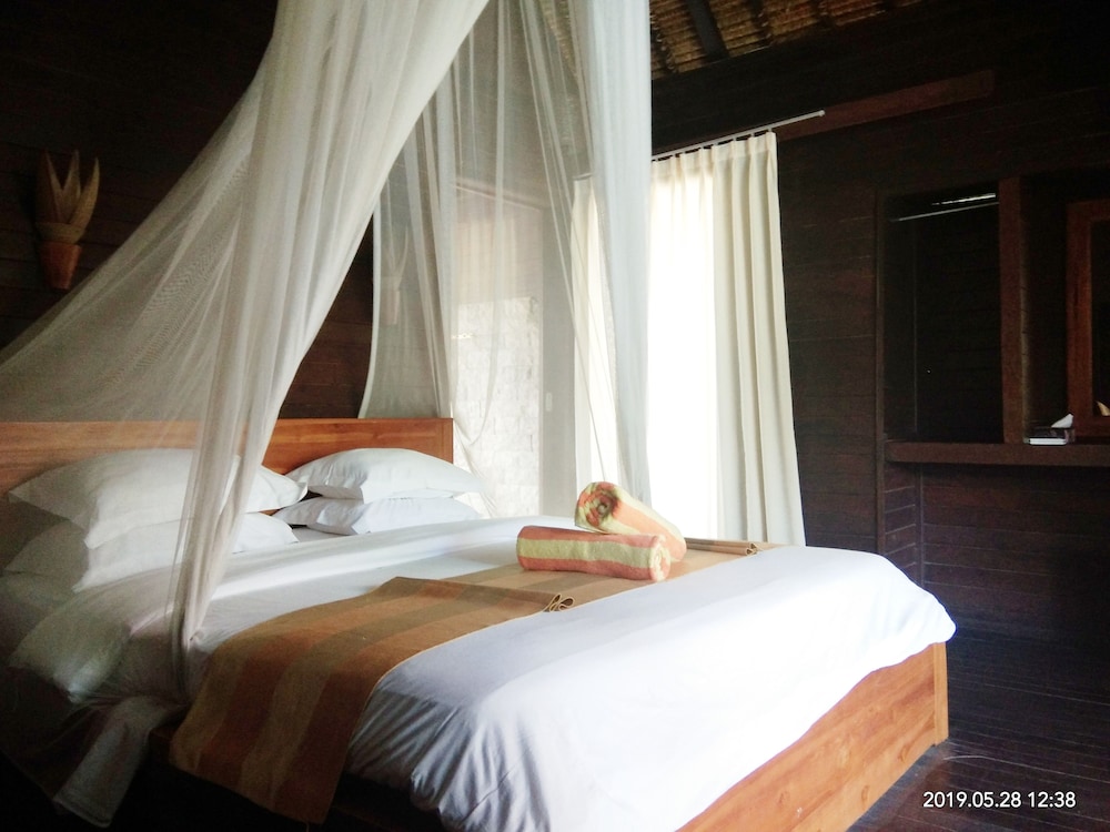 Superior Bungalow, 1 King Bed, Pool View photo 2