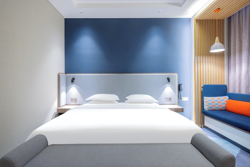 Standard Room, 1 King Bed - Photo 1