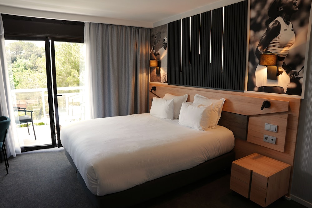 Double or Twin Superior Renovated Room, Pool or Tennis view - Photo 1