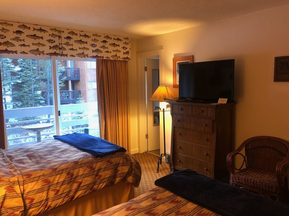 Basic Room, 2 Queen Beds, Non Smoking photo 3