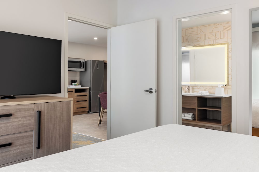 Suite, 1 King Bed, Accessible (Hearing)