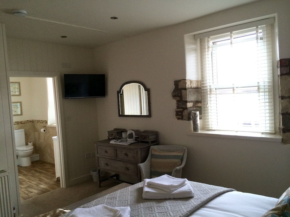 Deluxe Double Room, Ensuite - Photo 4