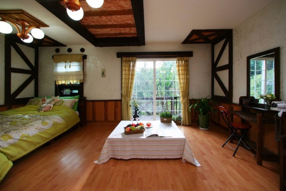 Room (Moonlight Lake)