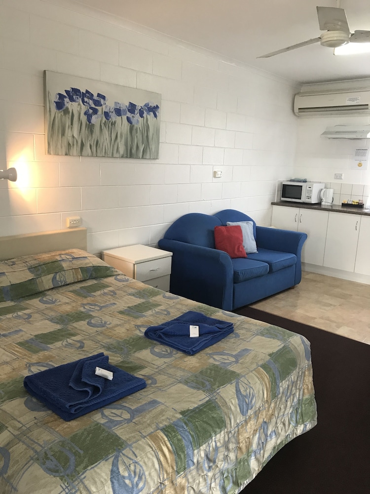 Standard Suite, 2 Bedrooms, Kitchenette (Self Contained Unit) photo 2