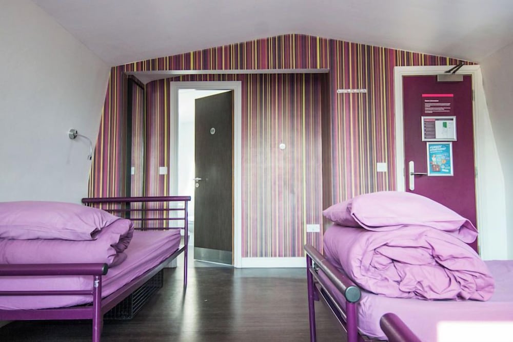 Bed in 2-Bed Female Dorm Ensuite photo 3