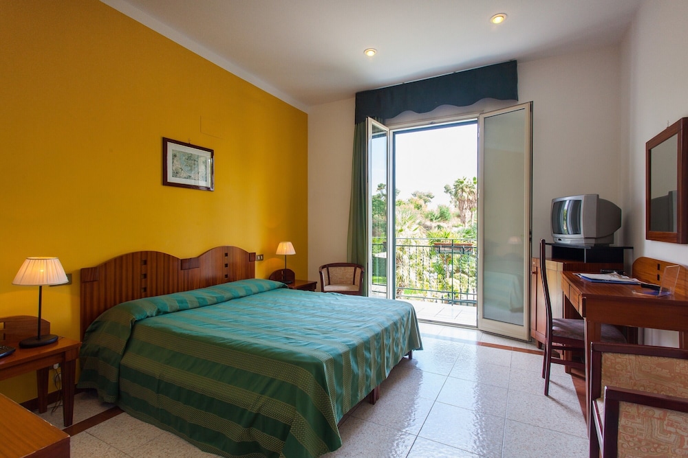 Standard Double or Twin Room, Sea View - Photo 2
