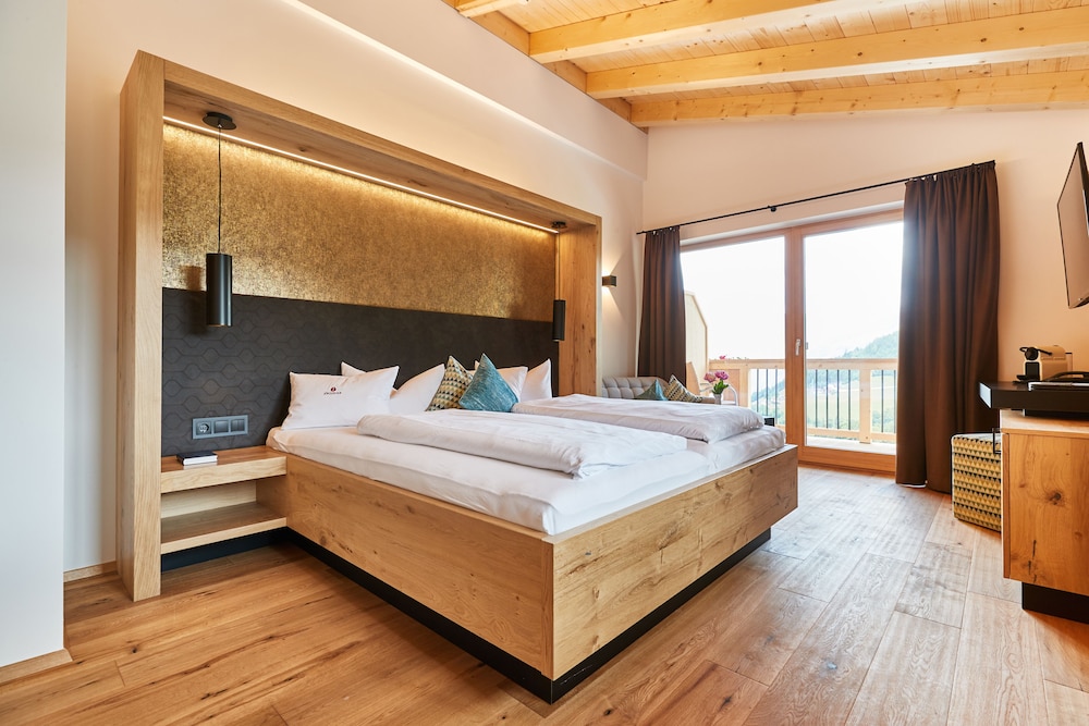 Premium Suite, 1 King Bed, Garden View photo 1