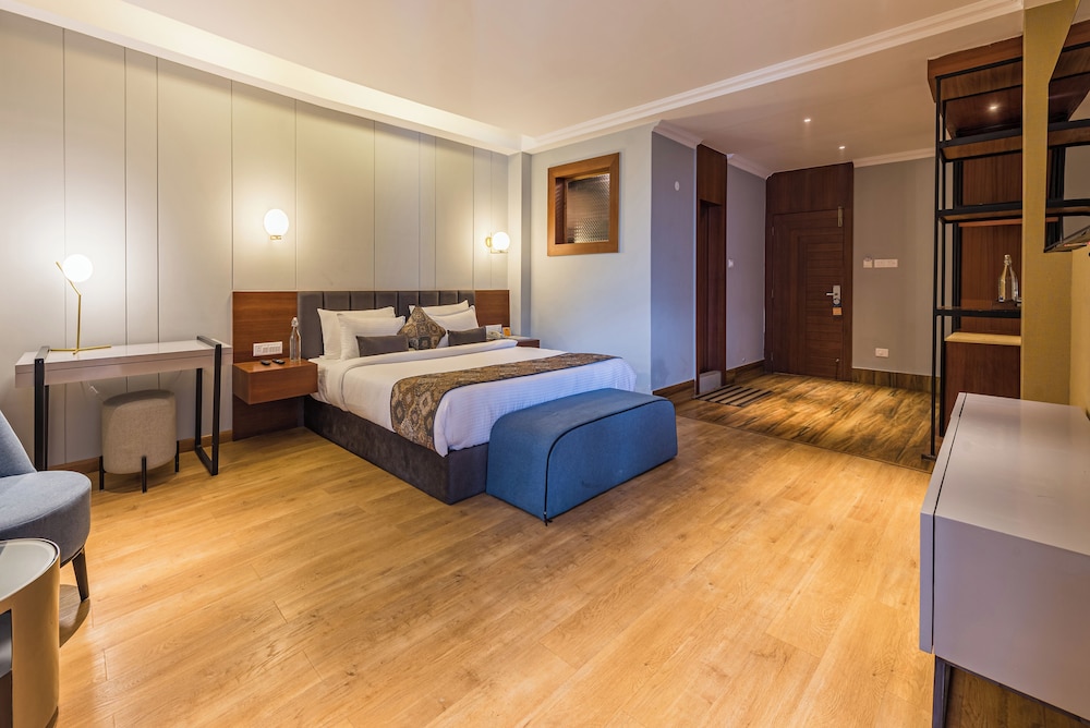 Luxury Room with Balcony - Photo 1