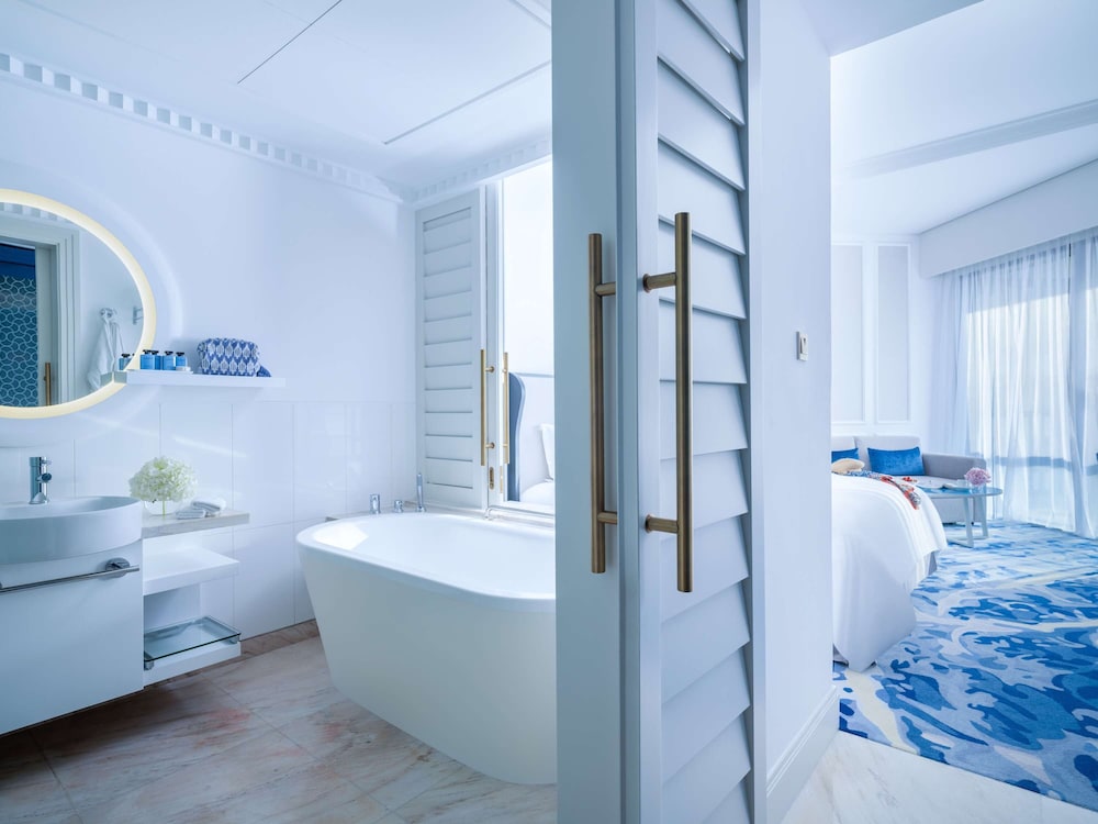 Superior Room, 1 King Bed, Balcony, Partial Sea View thumbnail 6