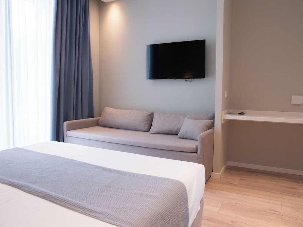 Classic Triple Room, Balcony, Garden View photo 2