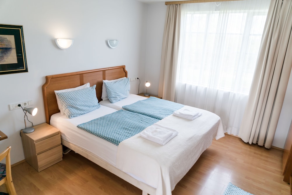 Economy Studio, 2 Twin Beds, Kitchenette, Mountain View - Photo 2
