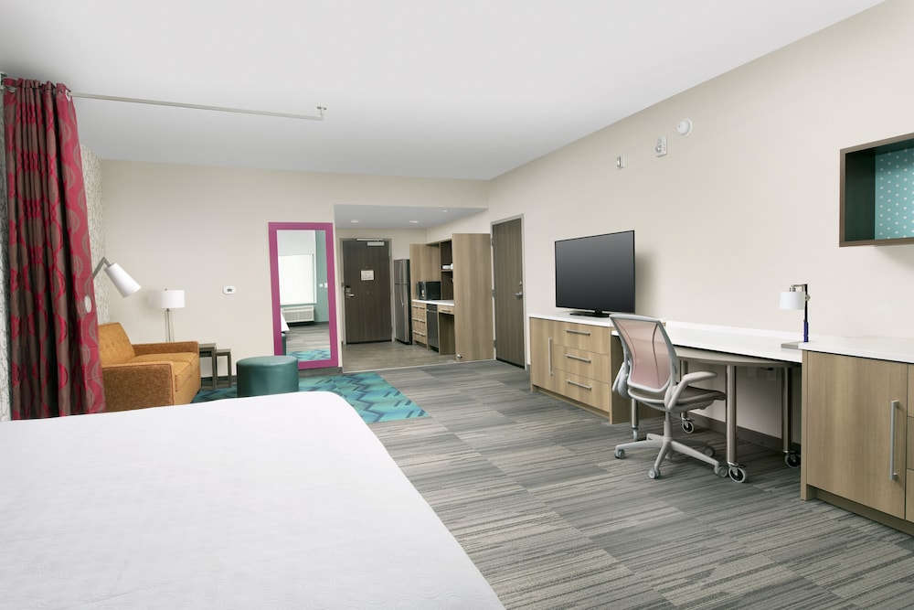 Studio, 1 King Bed, Accessible, Bathtub photo 3