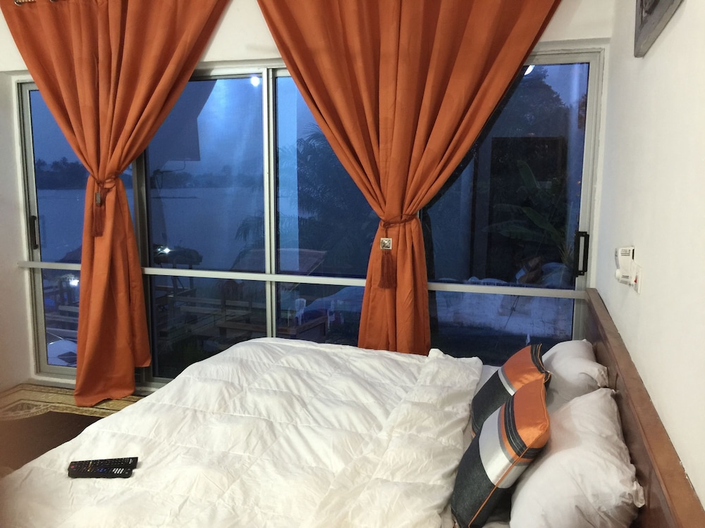 Panoramic Penthouse, 3 Bedrooms, River View, Lakeside photo 2
