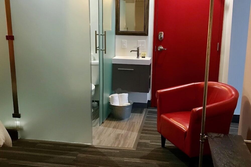 Room 11: King Suite photo 3