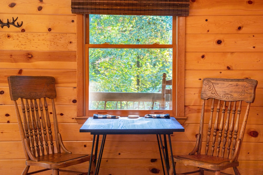 Clear Creek Lodge - Mobility-Friendly King Room