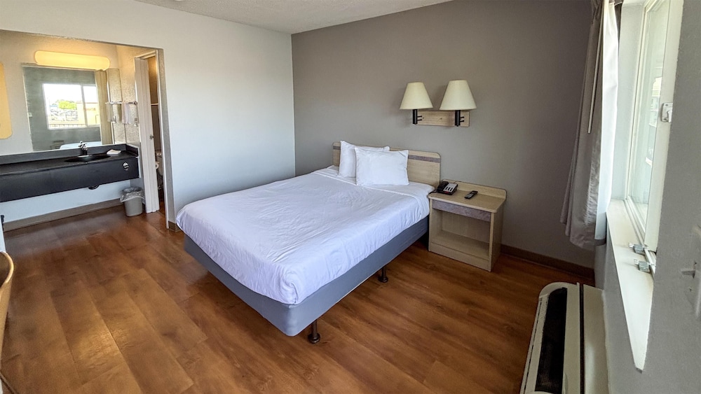 Deluxe Room, 1 Queen Bed, Non Smoking, Refrigerator & Microwave photo 3