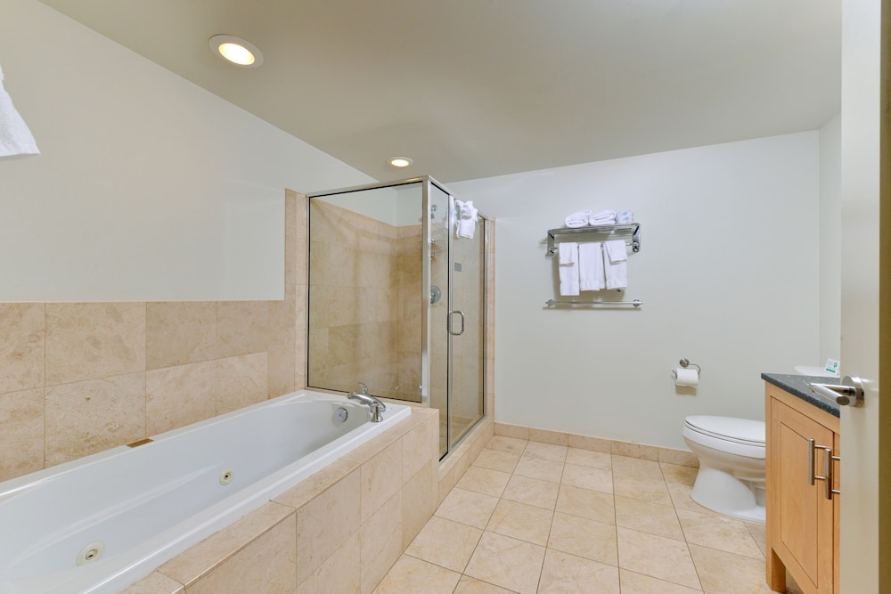 Classic Studio, 1 King Bed, Jetted Tub - Photo 4