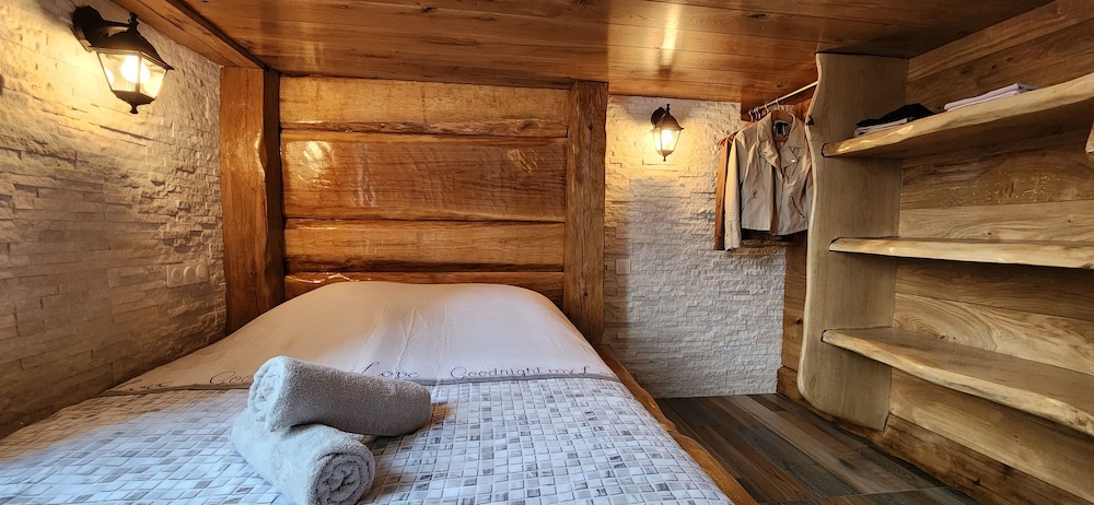 Unique Rustic Apartment - Photo 29