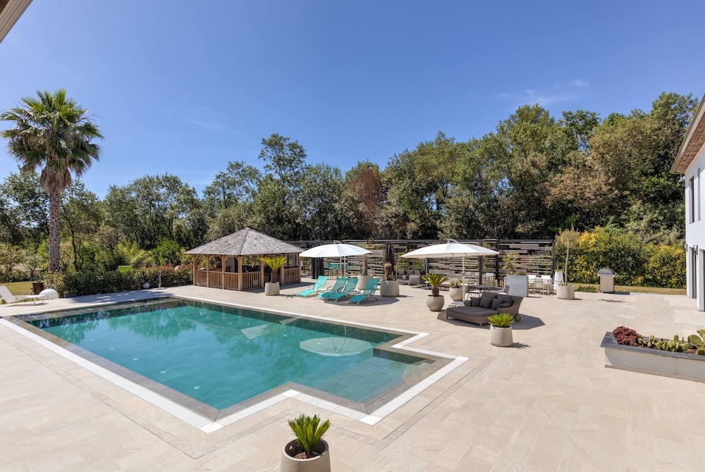 Superior Double Room, 1 King Bed, Terrace, Poolside photo 3