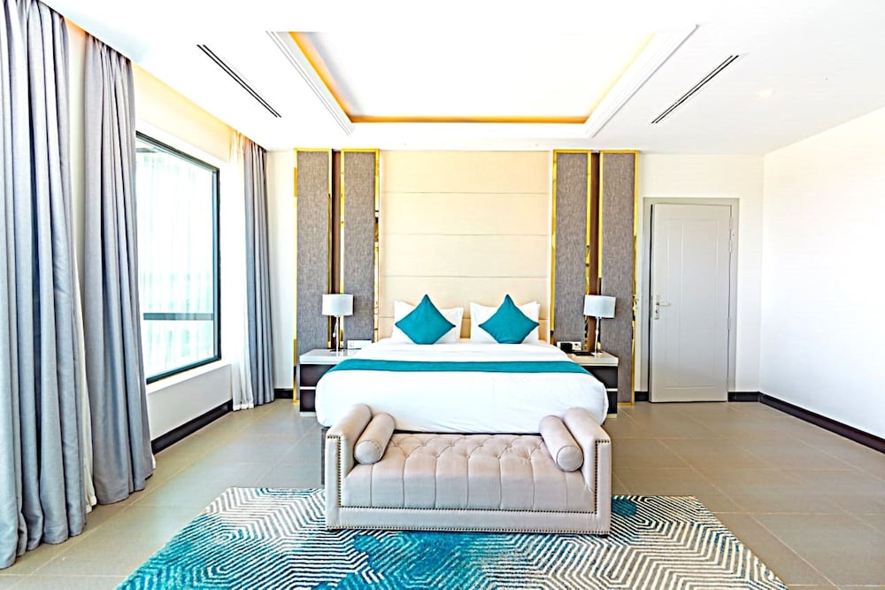 Executive Suite Pool View - Photo 2