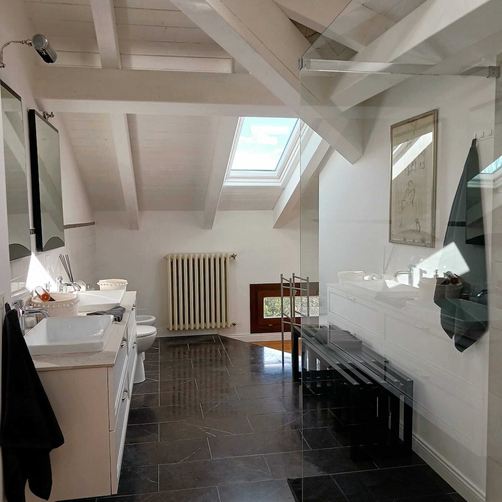 Deluxe Suite, 1 King Bed with Sofa bed, Non Smoking, Hill View photo 2