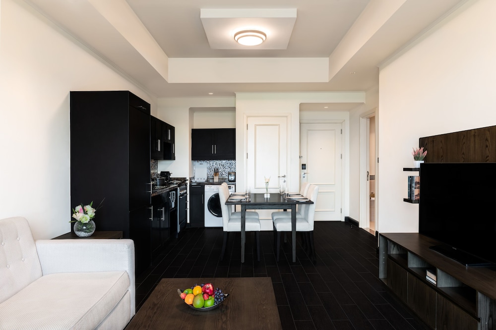 One Bedroom Apartment with Free Shuttle to Beach - Photo 2