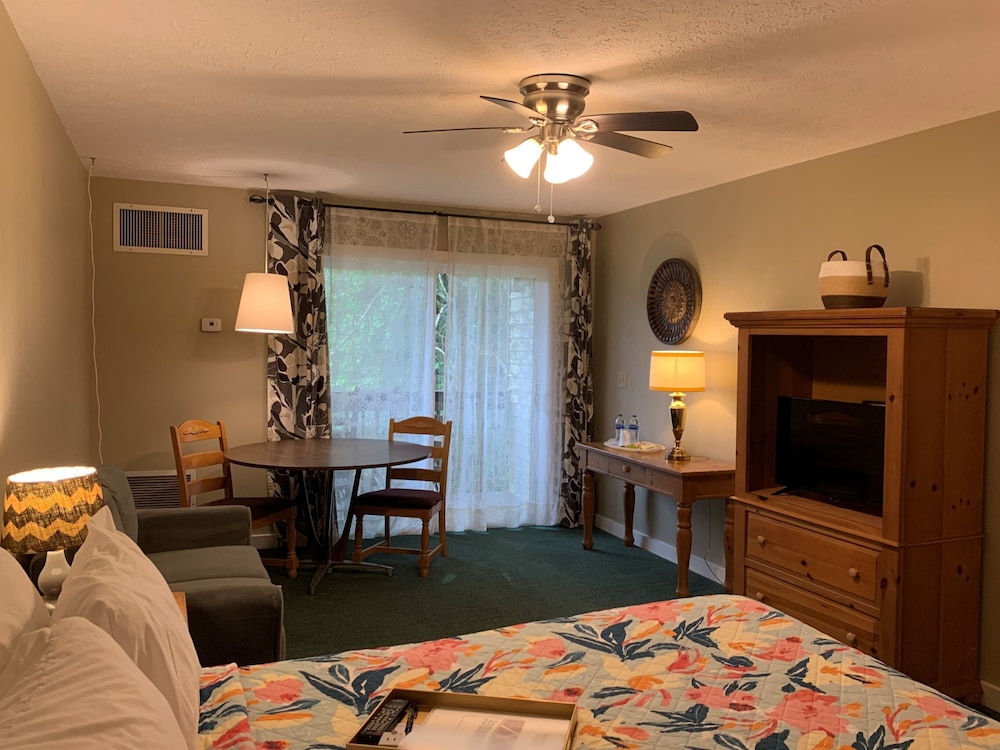Premium Double Room, 1 King Bed, Balcony, Garden View