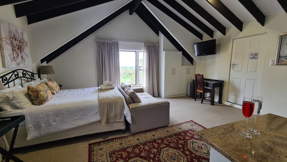 Standard Double Room, 1 Queen Bed, Refrigerator & Microwave, Garden View photo 3