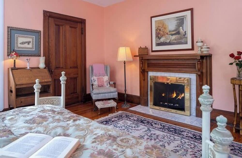 Historic House, No Breakfast, No Pets photo 1