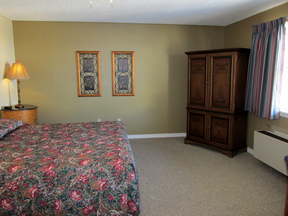 Standard Room, 1 King Bed, Balcony, Mountainside photo 2